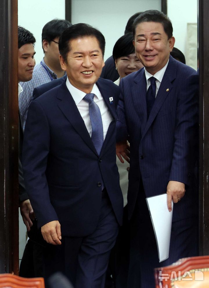 [서울=뉴시스] 조성봉 기자 = 정청래 더불어민주당 대표와 김병기 원내대표가 15일 오전 서울 여의도 국회에서 열린 최고위원회의에 참석하고 있다. 2025.09.15. suncho21@newsis.com