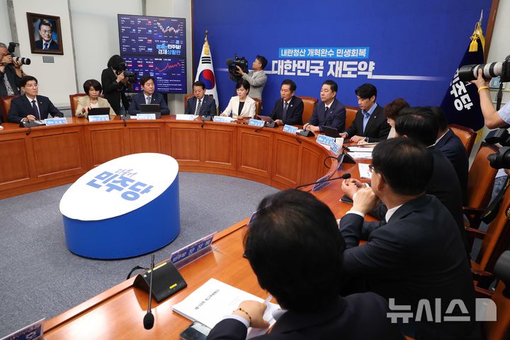 [서울=뉴시스] 조성봉 기자 = 정청래 더불어민주당 대표가 지난 15일 오전 서울 여의도 국회에서 열린 최고위원회의에서 발언을 하고 있다. 2025.09.15. suncho21@newsis.com