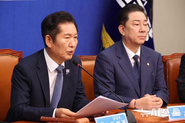 [서울=뉴시스] 조성봉 기자 = 정청래 더불어민주당 대표가 15일 오전 서울 여의도 국회에서 열린 최고위원회의에서 발언을 하고 있다. 2025.09.15. suncho21@newsis.com