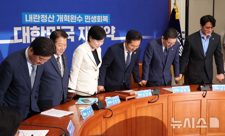 [서울=뉴시스] 조성봉 기자 = 정청래 더불어민주당 대표와 김병기 원내대표, 최고위원들이 15일 오전 서울 여의도 국회에서 열린 최고위원회의에 앞서 손을 잡고 인사를 하고 있다. 2025.09.15. suncho21@newsis.com