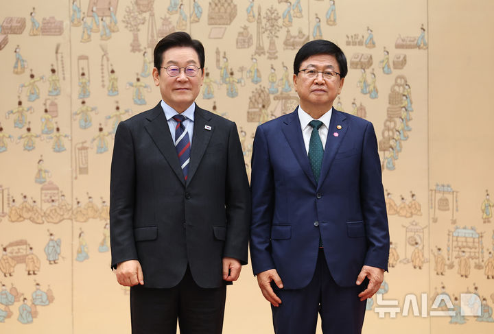 [서울=뉴시스] 고범준 기자 = 이재명 대통령이 15일 서울 용산 대통령실 청사에서 열린 임명장 수여식에서 최교진 사회부총리 겸 교육부 장관에게 임명장을 수여한 뒤 기념촬영을 하고 있다. (대통령실통신사진기자단) 2025.09.15. bjko@newsis.com