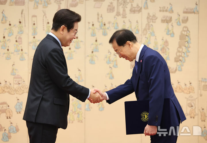 [서울=뉴시스] 고범준 기자 = 이재명 대통령이 15일 서울 용산 대통령실 청사에서 열린 위촉장 수여식에서 이석연 국민통합위원장에게 위촉장을 수여한 뒤 악수하고 있다. (대통령실통신사진기자단) 2025.09.15. bjko@newsis.com