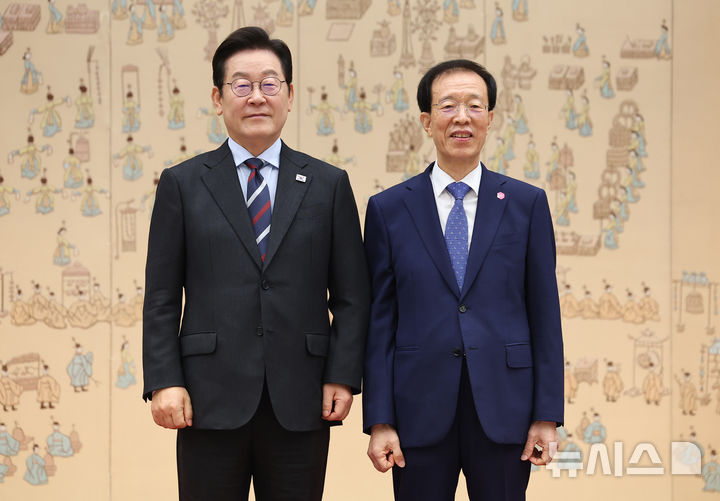 [서울=뉴시스] 고범준 기자 = 이재명 대통령이 15일 서울 용산 대통령실 청사에서 열린 위촉장 수여식에서 이석연 국민통합위원장에게 위촉장을 수여한 뒤 기념촬영을 하고 있다. (대통령실통신사진기자단) 2025.09.15. bjko@newsis.com