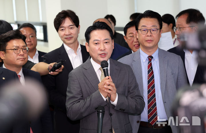  [부산=뉴시스] 하경민 기자 = 장동혁 국민의힘 대표가 15일 부산 동구 해양수산부 임시청사를 방문, 해수부 이전을 위한 부산시 지원대책에 대한 설명을 듣은 뒤 발언을 하고 있다. 2025.09.15. yulnetphoto@newsis.com