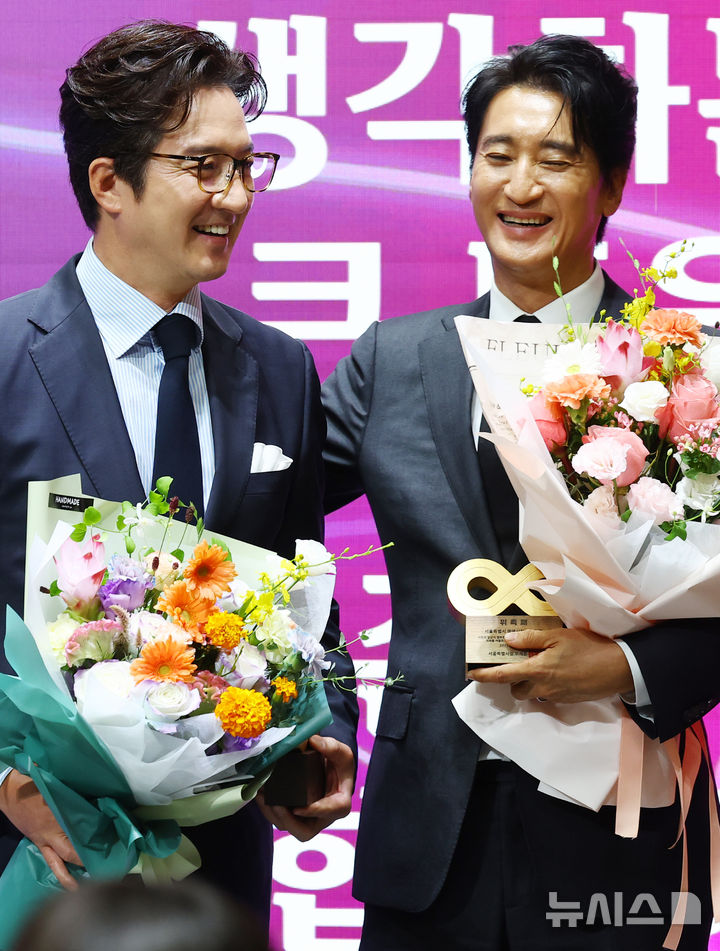 [서울=뉴시스] 박주성 기자 = 15일 서울시청 본관 3층 대회의실에서 열린 제7기 명예시장 위촉식 및 토크콘서트에서 명예시장으로 위촉된 배우 정준호(왼쪽)와 배우 신현준이 웃으며 이야기를 나누고 있다. 2025.09.15. park7691@newsis.com