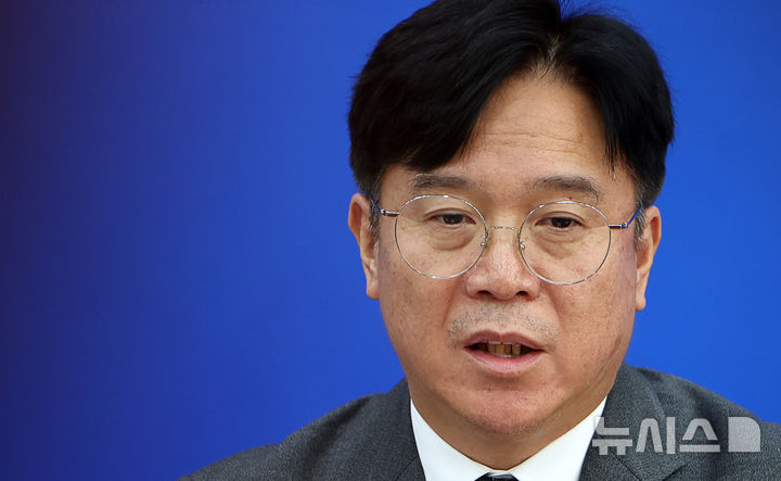 [서울=뉴시스] 김명년 기자 = 김영훈 고용노동부 장관이 15일 오전 서울 여의도 국회에서 열린 '산업재해예방TF 중대재해 예방을 위한 노동안전 종합대책 발표'에서 발언하고 있다. 2025.09.15. kmn@newsis.com