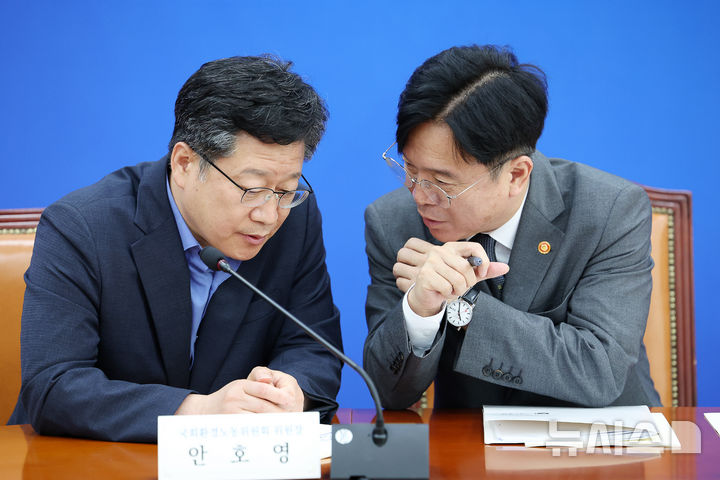 [서울=뉴시스] 김명년 기자 = 김영훈 고용노동부 장관이 15일 오전 서울 여의도 국회에서 열린 '산업재해예방TF 중대재해 예방을 위한 노동안전 종합대책 발표'에서 안호영 환경노동위원회 위원장과 대화하고 있다. 2025.09.15. kmn@newsis.com