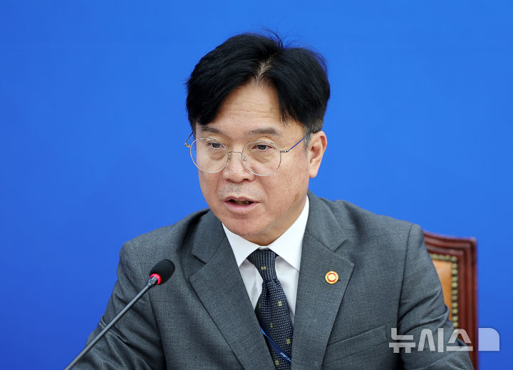 [서울=뉴시스] 김명년 기자 = 김영훈 고용노동부 장관이 15일 오전 서울 여의도 국회에서 열린 '산업재해예방TF 중대재해 예방을 위한 노동안전 종합대책 발표'에서 발언하고 있다. 2025.09.15. kmn@newsis.com