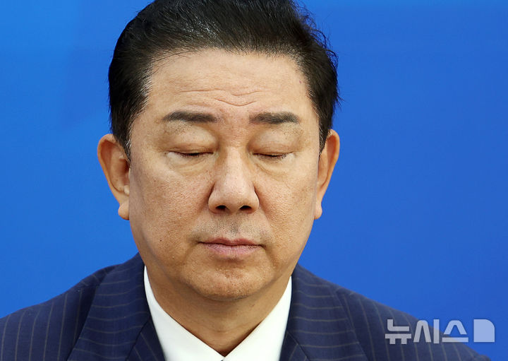 [서울=뉴시스] 김명년 기자 = 김병기 더불어민주당 원내대표가 15일 오전 서울 여의도 국회에서 열린 '산업재해예방TF 중대재해 예방을 위한 노동안전 종합대책 발표'에서 눈을 감고 있다. 2025.09.15. kmn@newsis.com