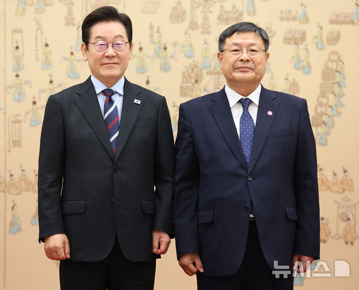 [서울=뉴시스] 고범준 기자 = 이재명 대통령이 15일 서울 용산 대통령실 청사에서 열린 위촉장 수여식에서 김호 농어업농어촌특별위원장에게 위촉장을 수여한 뒤 기념촬영을 하고 있다. (대통령실통신사진기자단) 2025.09.15. bjko@newsis.com