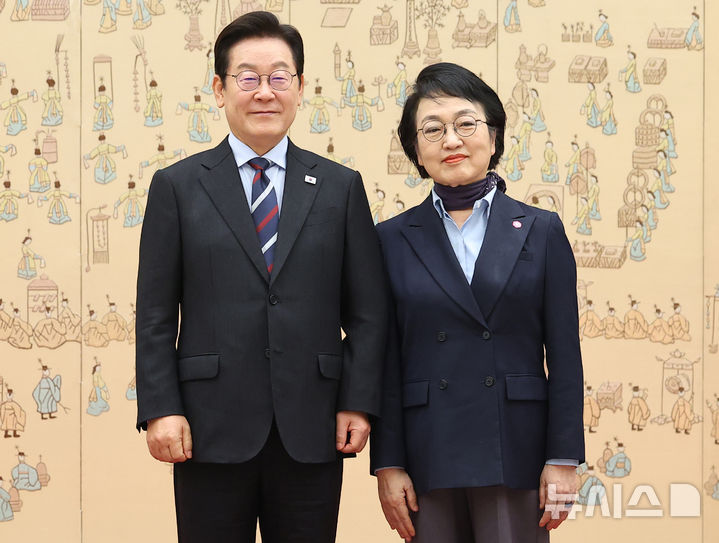 [서울=뉴시스] 고범준 기자 = 이재명 대통령이 15일 서울 용산 대통령실 청사에서 열린 위촉장 수여식에서 김진애 국가건축정책위원장에게 위촉장을 수여한 뒤 기념촬영을 하고 있다. (대통령실통신사진기자단) 2025.09.15. bjko@newsis.com