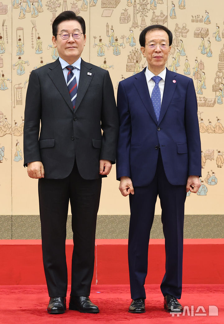 [서울=뉴시스] 고범준 기자 = 이재명 대통령이 15일 서울 용산 대통령실 청사에서 열린 위촉장 수여식에서 이석연 국민통합위원장에게 위촉장을 수여한 뒤 기념촬영을 하고 있다. (대통령실통신사진기자단) 2025.09.15. bjko@newsis.com