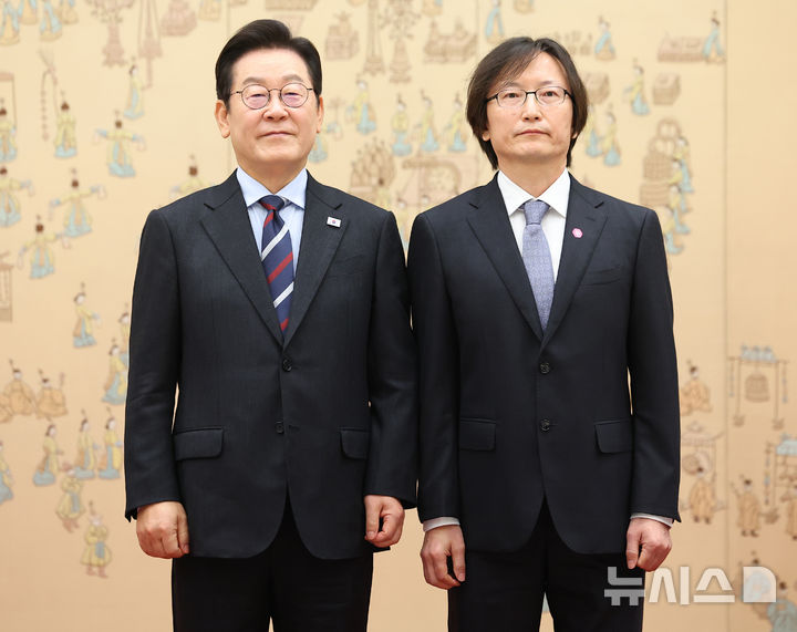 [서울=뉴시스] 고범준 기자 = 이재명 대통령이 15일 서울 용산 대통령실 청사에서 열린 임명장 수여식에서 주병기 공정거래위원장에게 임명장을 수여한 뒤 기념촬영을 하고 있다. (대통령실통신사진기자단) 2025.09.15. bjko@newsis.com