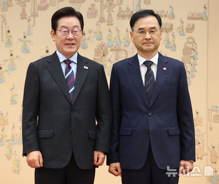 [서울=뉴시스] 고범준 기자 = 이재명 대통령이 15일 서울 용산 대통령실 청사에서 열린 임명장 수여식에서 차정인 국가교육위원장에게 임명장을 수여한 뒤 기념촬영을 하고 있다. (대통령실통신사진기자단) 2025.09.15. bjko@newsis.com