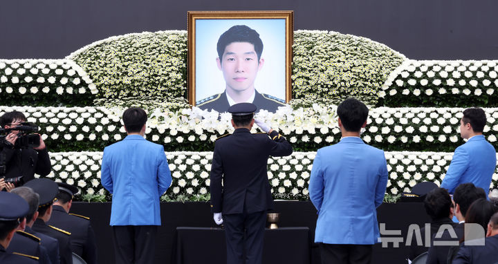 [인천=뉴시스] 전진환 기자 = 갯벌에 고립된 노인을 혼자 구하려다 숨진 고(故) 이재석 경사의 영결식이 진행된 15일 오전 인천 서구 인천해양경찰서에서 김용진 해양경찰청장이 헌화 후 경례하고 있다. 2025.09.15. amin2@newsis.com