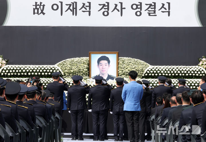 [인천=뉴시스] 전진환 기자 = 갯벌에 고립된 노인을 혼자 구하려다 숨진 고(故) 이재석 경사의 영결식이 진행된 15일 오전 인천 서구 인천해양경찰서에서 오상권 중부해양경찰청장 등 동료들이 헌화 후 경례하고 있다. 2025.09.15. amin2@newsis.com