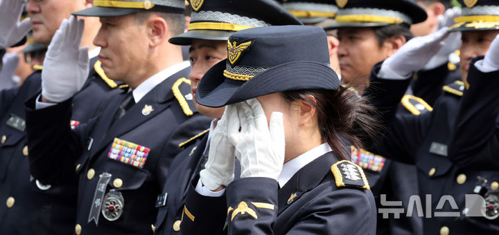 [인천=뉴시스] 전진환 기자 = 갯벌에 고립된 노인을 혼자 구하려다 숨진 고(故) 이재석 경사의 영결식이 진행된 15일 오전 인천 서구 인천해양경찰서에서 고인의 유해가 실린 운구차가 떠나는 동안 한 동료가 눈물을 닦고 있다. 2025.09.15. amin2@newsis.com
