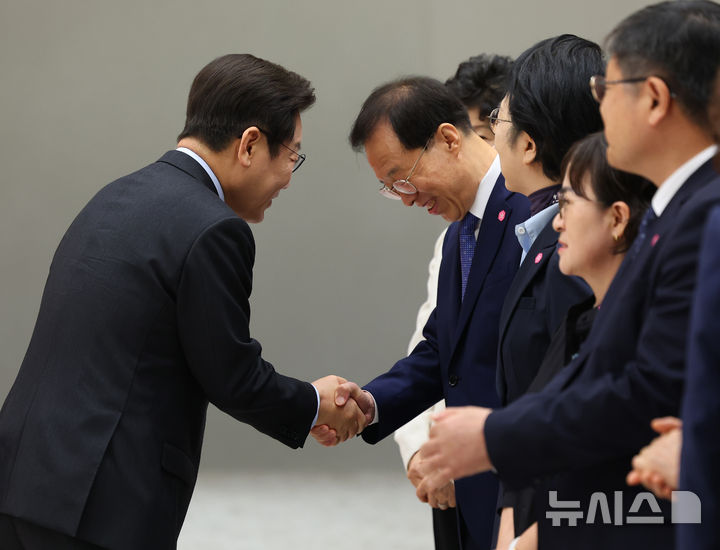 [서울=뉴시스] 고범준 기자 = 이재명 대통령이 15일 서울 용산 대통령실 청사에서 열린 임명장 수여식에서 이석연 국민통합위원장과 악수를 하고 있다. (대통령실통신사진기자단) 2025.09.15. bjko@newsis.com