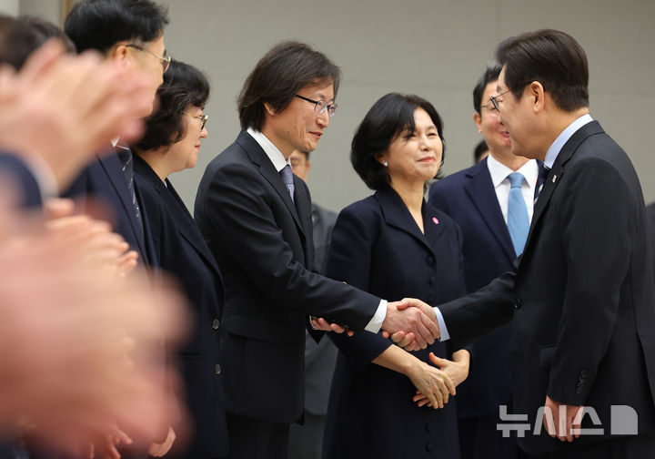 [서울=뉴시스] 고범준 기자 = 이재명 대통령이 지난해 9월15일 서울 용산 대통령실 청사에서 열린 임명장 수여식에서 주병기 공정거래위원장과 악수하고 있다. (대통령실통신사진기자단) 2025.09.15. bjko@newsis.com