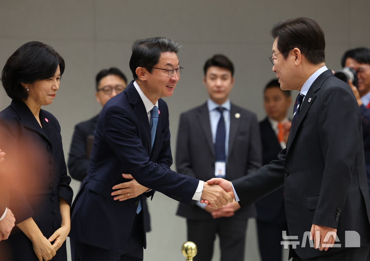 [서울=뉴시스] 고범준 기자 = 이재명 대통령이 15일 서울 용산 대통령실 청사에서 열린 임명장 수여식에서 이억원 금융위원장과 악수하고 있다. (대통령실통신사진기자단) 2025.09.15. bjko@newsis.com
