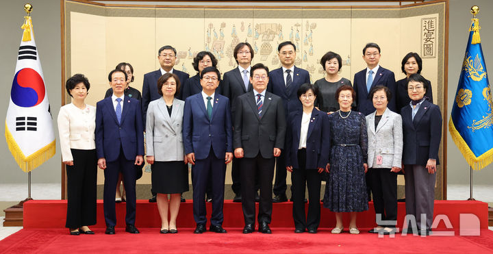 [서울=뉴시스] 고범준 기자 = 이재명 대통령이 15일 서울 용산 대통령실 청사에서 열린 임명장 수여식에서 참석자들과 기념촬영을 하고 있다. (대통령실통신사진기자단) 2025.09.15. bjko@newsis.com