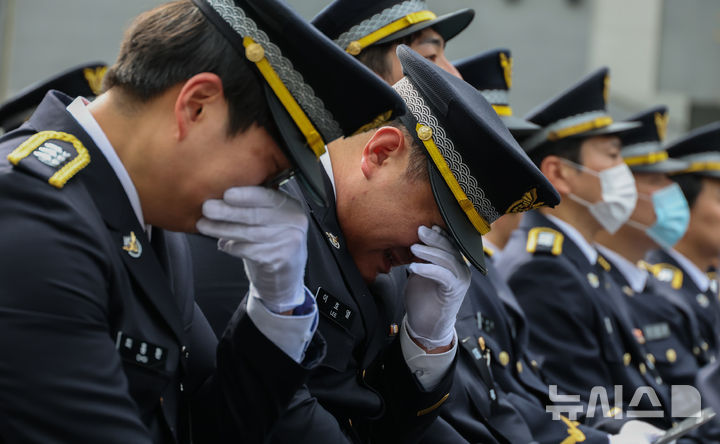 [서울=뉴시스] 전진환 기자 = 갯벌에 고립된 노인을 혼자 구하려다 숨진 고(故) 이재석 경사의 영결식이 진행된 15일 오전 인천 서구 인천해양경찰서에서 고인의 동료들이 흐느끼고 있다. (공동취재) 2025.09.15. photo@newsis.com