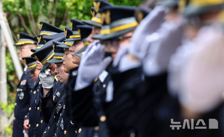 [서울=뉴시스] 전진환 기자 = 갯벌에 고립된 노인을 혼자 구하려다 숨진 고(故) 이재석 경사의 영결식이 진행된 15일 오전 인천 서구 인천해양경찰서에서 한 동료가 눈물을 닦고 있다. (공동취재) 2025.09.15. photo@newsis.com