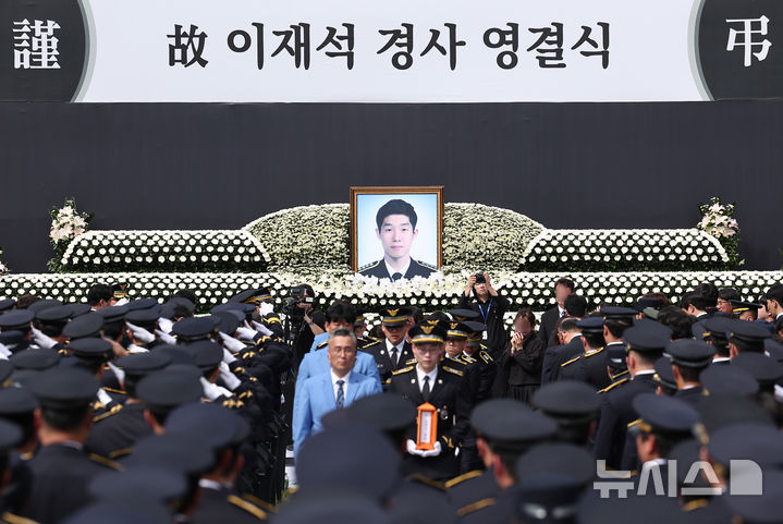 [서울=뉴시스] 전진환 기자 = 갯벌에 고립된 노인을 혼자 구하려다 숨진 고(故) 이재석 경사의 영결식이 진행된 15일 오전 인천 서구 인천해양경찰서에서 고인의 영정과 운구행렬이 나오고 있다. (공동취재) 2025.09.15. photo@newsis.com