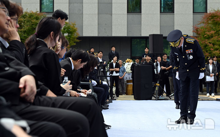 [서울=뉴시스] 전진환 기자 = 갯벌에 고립된 노인을 혼자 구하려다 숨진 고(故) 이재석 경사의 영결식이 진행된 15일 오전 인천 서구 인천해양경찰서에서 김용진 해양경찰청장이 유족들에게 고개숙여 인사하고 있다. (공동취재) 2025.09.15. photo@newsis.com