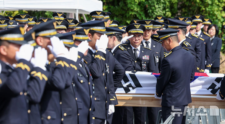 [서울=뉴시스] 전진환 기자 = 갯벌에 고립된 노인을 혼자 구하려다 숨진 고(故) 이재석 경사의 영결식이 진행된 15일 오전 인천 서구 인천해양경찰서에 도착한 고인의 유해를 향해 동료들이 경례하고 있다. (공동취재) 2025.09.15. photo@newsis.com