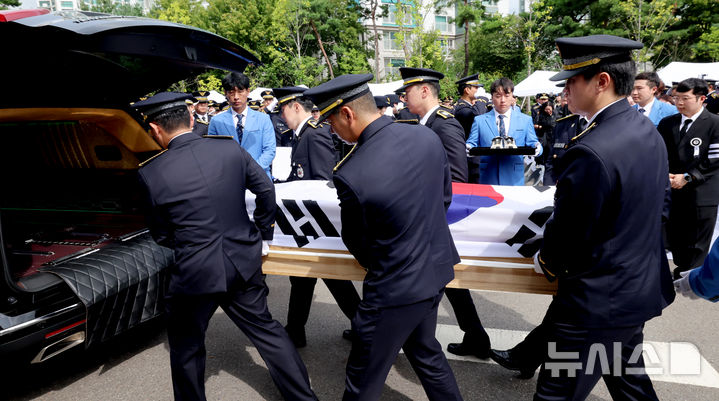 [서울=뉴시스] 전진환 기자 = 갯벌에 고립된 노인을 혼자 구하려다 숨진 고(故) 이재석 경사의 영결식이 진행된 15일 오전 인천 서구 인천해양경찰서에서 고인의 유해가 운구차로 옮겨지고 있다. (공동취재) 2025.09.15. photo@newsis.com