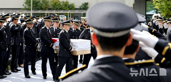 [서울=뉴시스] 전진환 기자 = 갯벌에 고립된 노인을 혼자 구하려다 숨진 이재석 경사의 영결식이 진행된 15일 오전 인천 서구 인천해양경찰서에서 고인을 향해 동료들이 경례하고 있다. (공동취재) 2025.09.15. photo@newsis.com