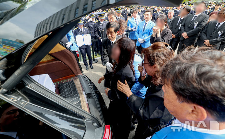 [서울=뉴시스] 전진환 기자 = 갯벌에 고립된 노인을 혼자 구하려다 숨진 고(故) 이재석 경사의 영결식이 진행된 15일 오전 인천 서구 인천해양경찰서에서 고인의 유족들이 오열하고 있다. (공동취재) 2025.09.15. photo@newsis.com