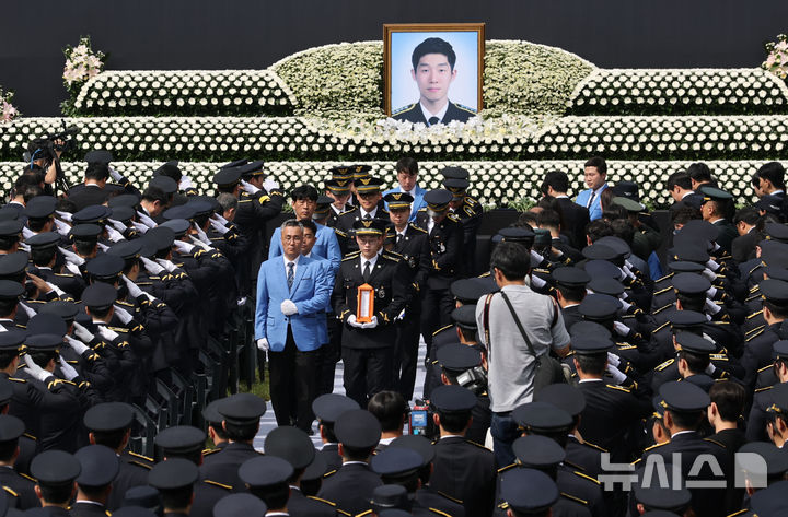 [서울=뉴시스] 전진환 기자 = 갯벌에 고립된 노인을 혼자 구하려다 숨진 고(故) 이재석 경사의 영결식이 진행된 15일 오전 인천 서구 인천해양경찰서에서 고인의 영정과 운구행렬이 나오고 있다. (공동취재) 2025.09.15. photo@newsis.com
