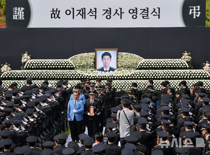 [서울=뉴시스] 전진환 기자 = 갯벌에 고립된 노인을 혼자 구하려다 숨진 고(故) 이재석 경사의 영결식이 진행된 15일 오전 인천 서구 인천해양경찰서에서 고인의 영정과 운구행렬이 나오고 있다. (공동취재) 2025.09.15.  photo@newsis.com