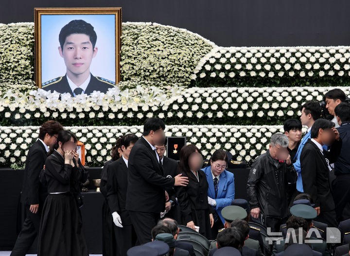 [서울=뉴시스] 전진환 기자 = 갯벌에 고립된 노인을 혼자 구하려다 숨진 고(故) 이재석 경사의 영결식이 진행된 15일 오전 인천 서구 인천해양경찰서에서 고인의 유족들이 헌화 후 자리로 향하고 있다. (공동취재) 2025.09.15.  photo@newsis.com
