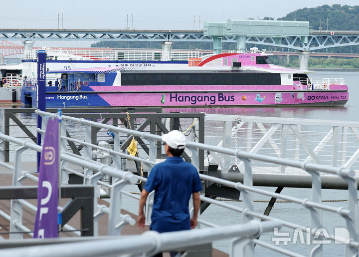 [서울=뉴시스] 김진아 기자 = 15일 서울시에 따르면 한강버스는 3개월간 시민 체험 운항을 마치고 오는 18일 오전 11시(첫차)부터 정식 운항을 시작한다. 한강버스는 마곡, 망원, 여의도, 옥수, 압구정, 뚝섬, 잠실 등 7개 선착장 총 28.9㎞를 다닌다. 정식 운항 초기에는 오전 11시부터 오후 9시37분(도착지 기준)까지, 주중·주말 모두 1시간~1시간 30분 간격으로 하루 14회 운항한다. 추석 연휴 이후인 다음 달 10일부터는 출·퇴근 시간 급행노선(15분 간격)을 포함해 왕복 30회(평일 기준)로 증편 운항한다. 사진은 15일 서울 강서구 마곡선착장과 한강버스. 2025.09.15. bluesoda@newsis.com
