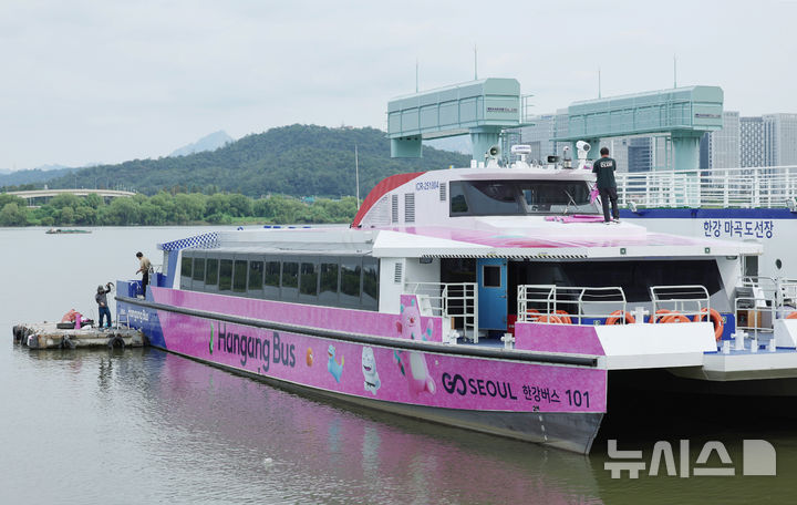 [서울=뉴시스] 김진아 기자 = 15일 서울시에 따르면 한강버스는 3개월간 시민 체험 운항을 마치고 오는 18일 오전 11시(첫차)부터 정식 운항을 시작한다.&nbsp; 한강버스는 마곡, 망원, 여의도, 옥수, 압구정, 뚝섬, 잠실 등 7개 선착장 총 28.9㎞를 다닌다. 정식 운항 초기에는 오전 11시부터 오후 9시37분(도착지 기준)까지, 주중·주말 모두 1시간~1시간 30분 간격으로 하루 14회 운항한다. 추석 연휴 이후인 다음 달 10일부터는 출·퇴근 시간 급행노선(15분 간격)을 포함해 왕복 30회(평일 기준)로 증편 운항한다.&nbsp; 사진은 15일 서울 강서구 마곡선착장에 정박한 한강버스. 2025.09.15. bluesoda@newsis.com