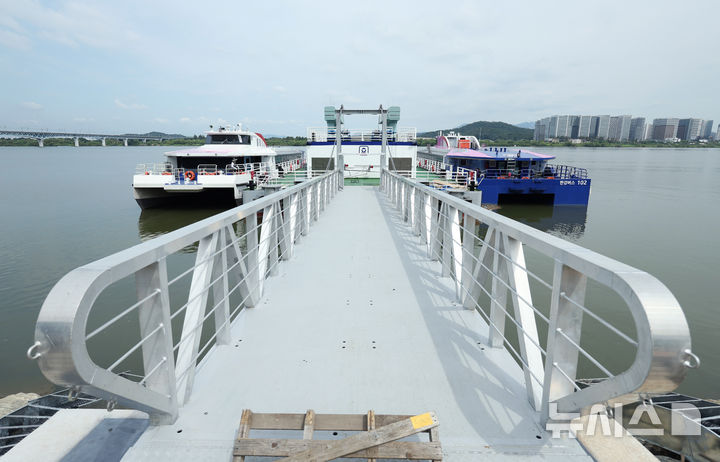 [서울=뉴시스] 김진아 기자 = 15일 서울시에 따르면 한강버스는 3개월간 시민 체험 운항을 마치고 오는 18일 오전 11시(첫차)부터 정식 운항을 시작한다. 한강버스는 마곡, 망원, 여의도, 옥수, 압구정, 뚝섬, 잠실 등 7개 선착장 총 28.9㎞를 다닌다. 정식 운항 초기에는 오전 11시부터 오후 9시37분(도착지 기준)까지, 주중·주말 모두 1시간~1시간 30분 간격으로 하루 14회 운항한다. 추석 연휴 이후인 다음 달 10일부터는 출·퇴근 시간 급행노선(15분 간격)을 포함해 왕복 30회(평일 기준)로 증편 운항한다. 사진은 15일 서울 강서구 마곡선착장에 정박한 한강버스. 2025.09.15. bluesoda@newsis.com