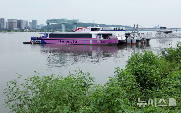 [서울=뉴시스] 김진아 기자 = 15일 서울시에 따르면 한강버스는 3개월간 시민 체험 운항을 마치고 오는 18일 오전 11시(첫차)부터 정식 운항을 시작한다. 한강버스는 마곡, 망원, 여의도, 옥수, 압구정, 뚝섬, 잠실 등 7개 선착장 총 28.9㎞를 다닌다. 정식 운항 초기에는 오전 11시부터 오후 9시37분(도착지 기준)까지, 주중·주말 모두 1시간~1시간 30분 간격으로 하루 14회 운항한다. 추석 연휴 이후인 다음 달 10일부터는 출·퇴근 시간 급행노선(15분 간격)을 포함해 왕복 30회(평일 기준)로 증편 운항한다. 사진은 15일 서울 강서구 마곡선착장과 한강버스. 2025.09.15. bluesoda@newsis.com