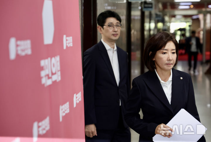 [서울=뉴시스] 김명년 기자 = 나경원 국민의힘 의원이 15일 오후 서울 여의도 국회에서 조희대 대법원장에 대한 여당의 사퇴 요구 등 관련 입장 발표 기자회견을 하기 위해 이동하고 있다. 2025.09.15. kmn@newsis.com