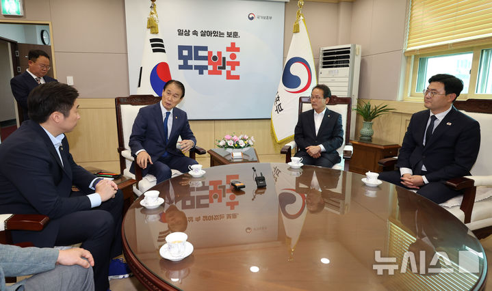 [서울=뉴시스] 권창회 기자 = 권오을 국가보훈부 장관이 15일 오후 서울 용산구 국가보훈부 서울지방보훈청에서 강준현 국회 정무위원회 더불어민주당 간사를 비롯한 민주당 위원들과 김형석 독립기념관장 감사 촉구 관련 대화를 하고 있다. 2025.09.15. kch0523@newsis.com