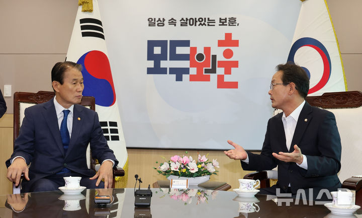 [서울=뉴시스] 권창회 기자 = 강준현 국회 정무위원회 더불어민주당 간사가 15일 오후 서울 용산구 국가보훈부 서울지방보훈청을 방문해 권오을 국가보훈부 장관과 김형석 독립기념관장 감사 촉구 관련 면담을 하고 있다. 2025.09.15. kch0523@newsis.com