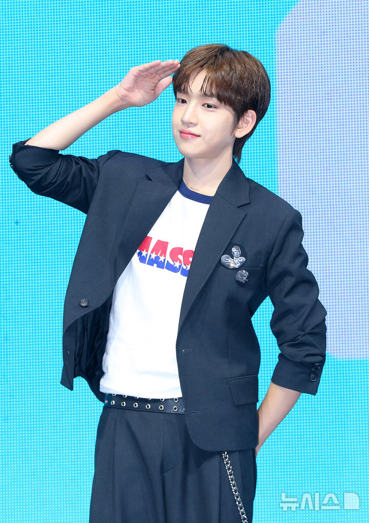 [서울=뉴시스] 김혜진 기자 = 그룹 아이딧 김민재가 15일 오후 서울 광진구 예스24라이브홀에서 열린 첫 번째 미니 앨범 '아이 디드 잇.(I did it.)' 발매 기념 쇼케이스에서 포즈를 취하고 있다. 2025.09.15. jini@newsis.com