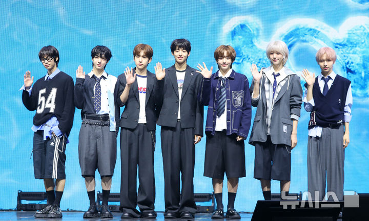 [서울=뉴시스] 김혜진 기자 = 그룹 아이딧(왼쪽부터 박성현, 백준혁, 김민재, 장용훈, 정세민, 박원빈, 추유찬)이 15일 오후 서울 광진구 예스24라이브홀에서 열린 첫 번째 미니 앨범 '아이 디드 잇.(I did it.)' 발매 기념 쇼케이스에서 포즈를 취하고 있다. 2025.09.15. jini@newsis.com