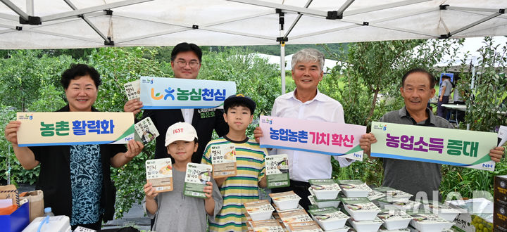 농협 광주본부는 13일 광주 북구 평촌마을에서 열린 '가을밤에 만나는 반딧불이 축제' 현장에서 '농심천심 농촌공간가치 확산 캠페인'을 통해 농촌의 공익적 가치를 널리 알렸다. (사진=농협 광주본부 제공) photo@newsis.com *재판매 및 DB 금지