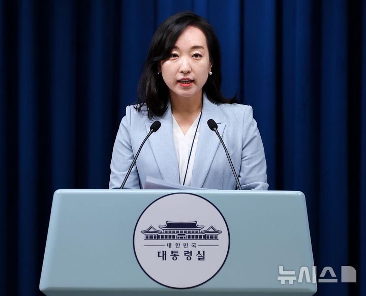 [서울=뉴시스] 고범준 기자 = 전은수 대통령실 부대변인이 15일 서울 용산 대통령실에서 이날 열린 비서실장 주재 수석보좌관회의 관련 브리핑을 하고 있다. (대통령실통신사진기자단) 2025.09.15. bjko@newsis.com