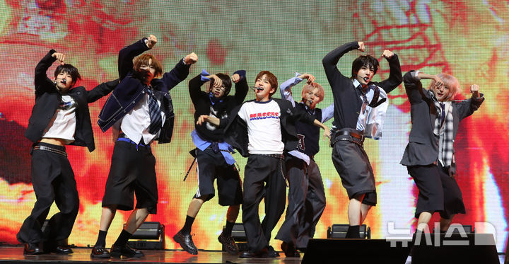 [서울=뉴시스] 김혜진 기자 = 그룹 아이딧이 15일 오후 서울 광진구 예스24라이브홀에서 열린 첫 번째 미니 앨범 '아이 디드 잇.(I did it.)' 발매 기념 쇼케이스에서 무대를 선보이고 있다. 2025.09.15. jini@newsis.com