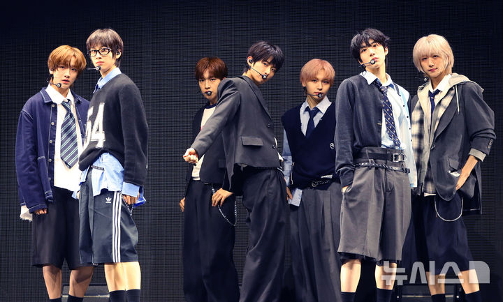 [서울=뉴시스] 김혜진 기자 = 그룹 아이딧이 15일 오후 서울 광진구 예스24라이브홀에서 열린 첫 번째 미니 앨범 '아이 디드 잇.(I did it.)' 발매 기념 쇼케이스에서 무대를 선보이고 있다. 2025.09.15. jini@newsis.com