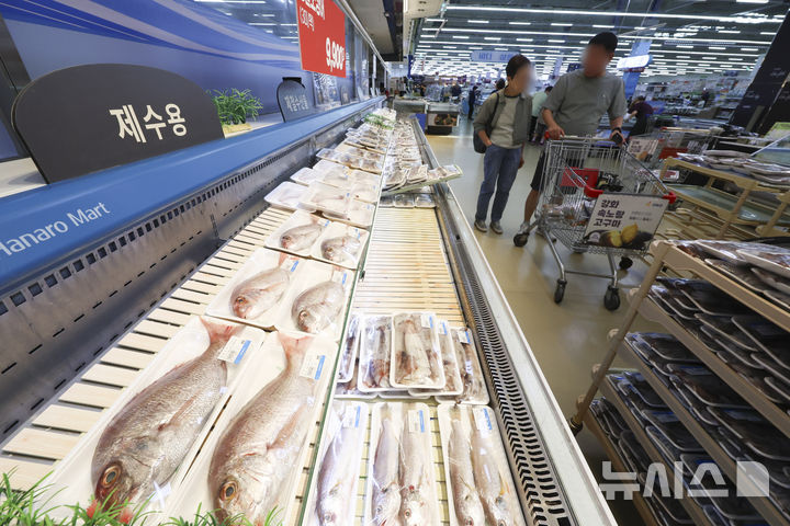 [서울=뉴시스] 김근수 기자 = 서울 시내의 한 대형마트에서 소비자들이 수산물을 고르고 있다.&nbsp; 2025.09.15. ks@newsis.com